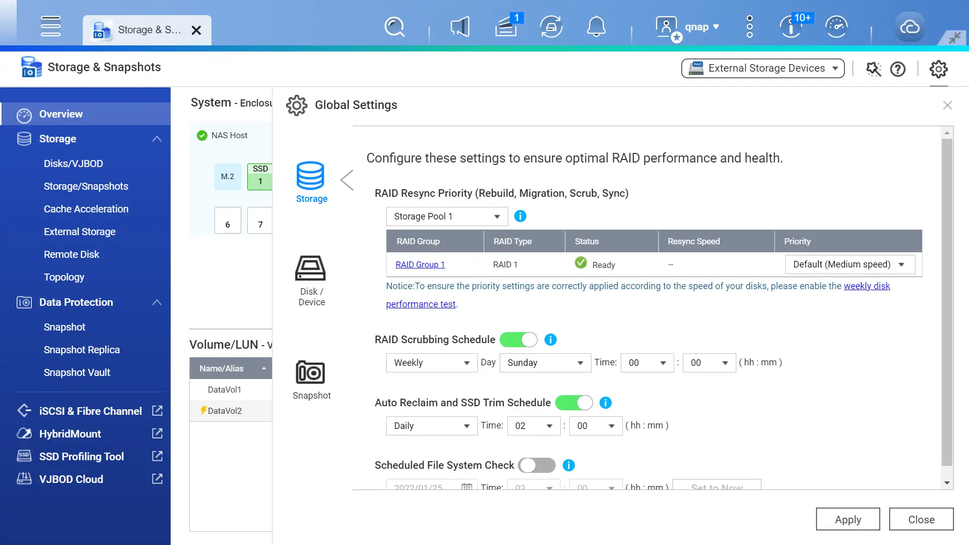 Interface d’administration d’un NAS montrant la configuration du RAID, des snapshots et des vérifications planifiées