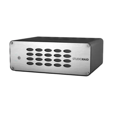 Vue de face de trois quarts du Glyph StudioRAID avec façade en aluminium brossé perforé, bouton d'alimentation et marquage du modèle.