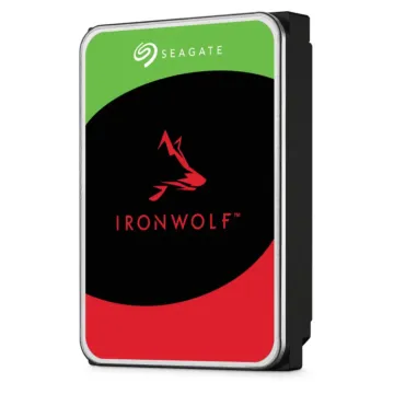 Vue de trois-quarts gauche du Seagate IronWolf montrant le châssis métallique noir et le design de l'étiquette supérieure.