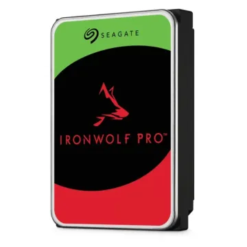 Vue de trois-quarts gauche du Seagate IronWolf Pro mettant en avant le châssis noir et le design de la face supérieure.