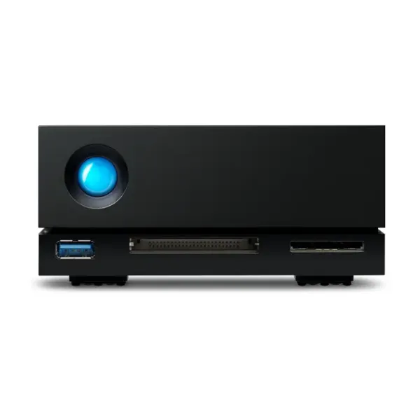 Face avant du LaCie 1big Dock 8 To montrant le témoin LED bleu, le port USB 3.0 Type-A, et les lecteurs de cartes SD et CFast 2.0.