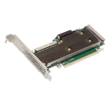 Visuel de gamme Broadcom MegaRAID 9700 Series montrant une carte RAID PCIe low profile avec dissipateur métallique pleine longueur, module de sauvegarde d’énergie embarqué et connecteurs internes haute densité.
