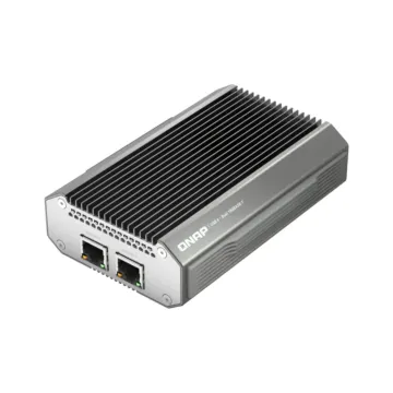 Vue de 3/4 droite de l'adaptateur QNAP QNA-UC10G2T présentant les deux ports réseau 10GbE RJ45 avec indicateurs LED d'activité.