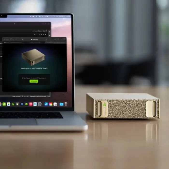 PNY NVIDIA DGX Spark posé sur un bureau à côté d’un ordinateur portable affichant l’interface NVIDIA DGX Spark PNY NVIDIA DGX Spark posé sur un bureau à côté d’un ordinateur portable affichant l’interface NVIDIA DGX Spark