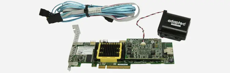 Carte RAID serveur Adaptec avec module de protection cache et câble SAS, utilisée comme miniature d’article sur les cartes RAID, HBA et Tri-Mode.