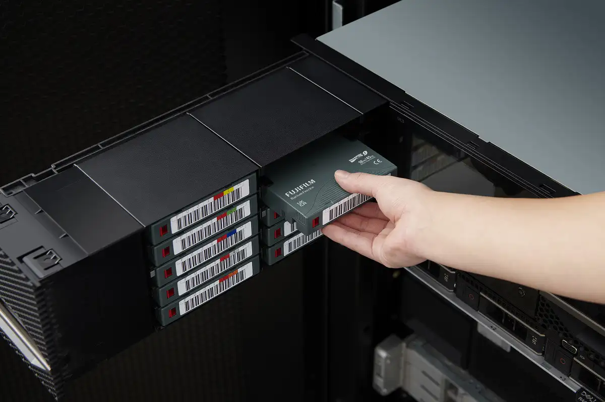 Insertion d’une cartouche LTO dans une bibliothèque de bandes illustrant l’implémentation matérielle du chiffrement des sauvegardes