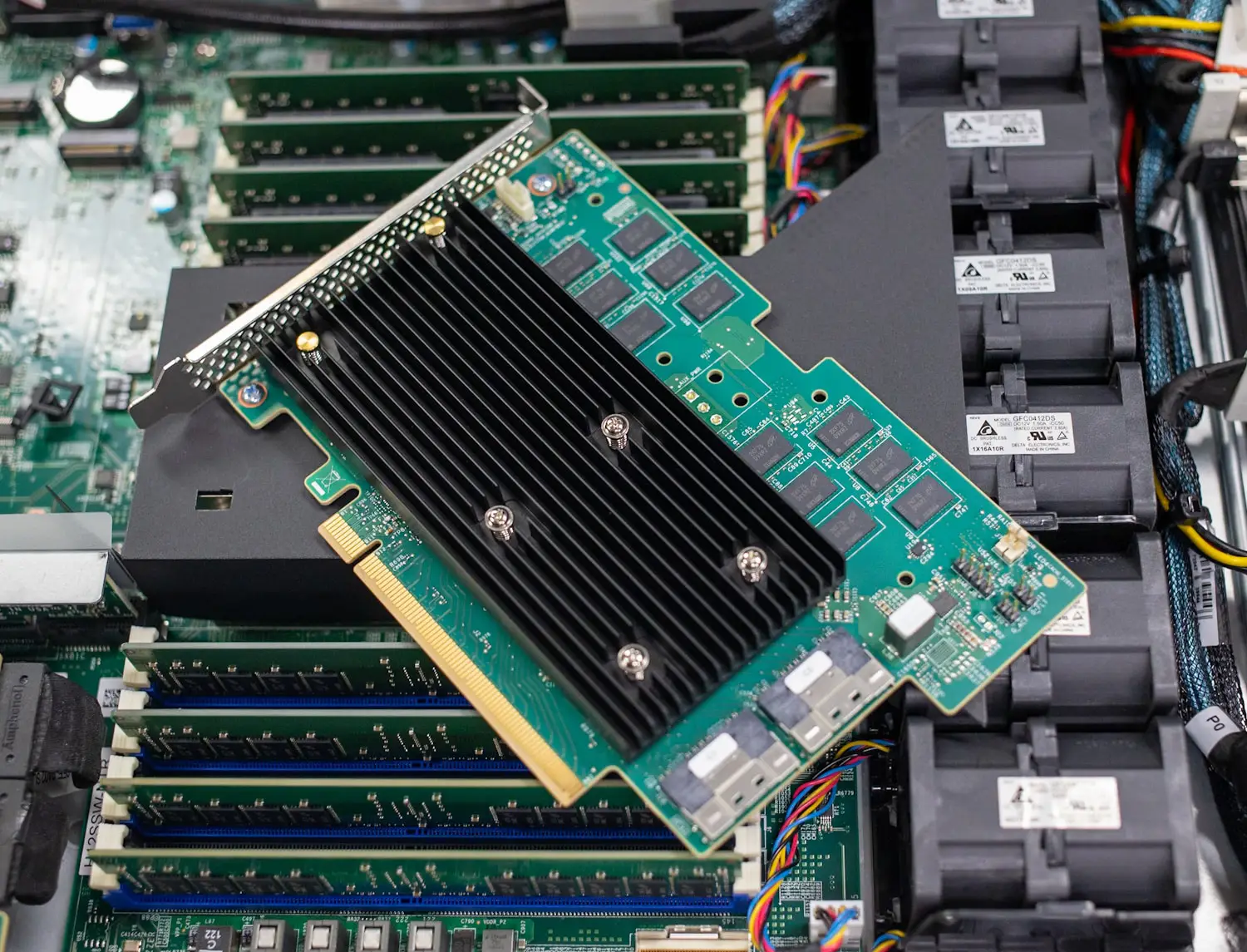 Carte RAID Broadcom installee dans un serveur, avec dissipateur thermique, emplacements memoire et connecteurs internes de stockage visibles