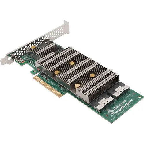Carte Adaptec PCIe moderne avec dissipateur passif et connecteurs internes pour environnements de stockage serveur évolutifs