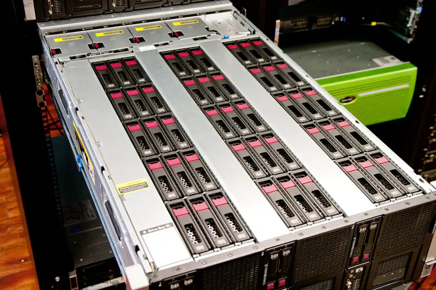 Serveur de stockage haute densité avec grand nombre de baies disques en face avant