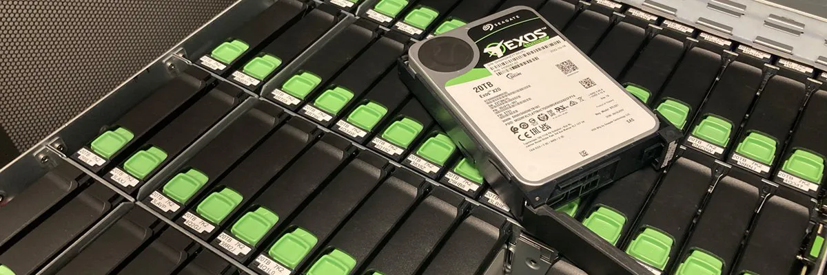Disques durs Seagate Exos haute capacité installés dans une baie de stockage professionnelle
