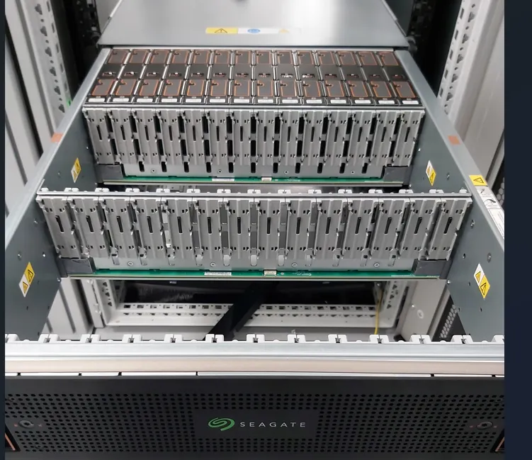 Baie de stockage Seagate Corvault en rack illustrant une architecture de stockage professionnelle